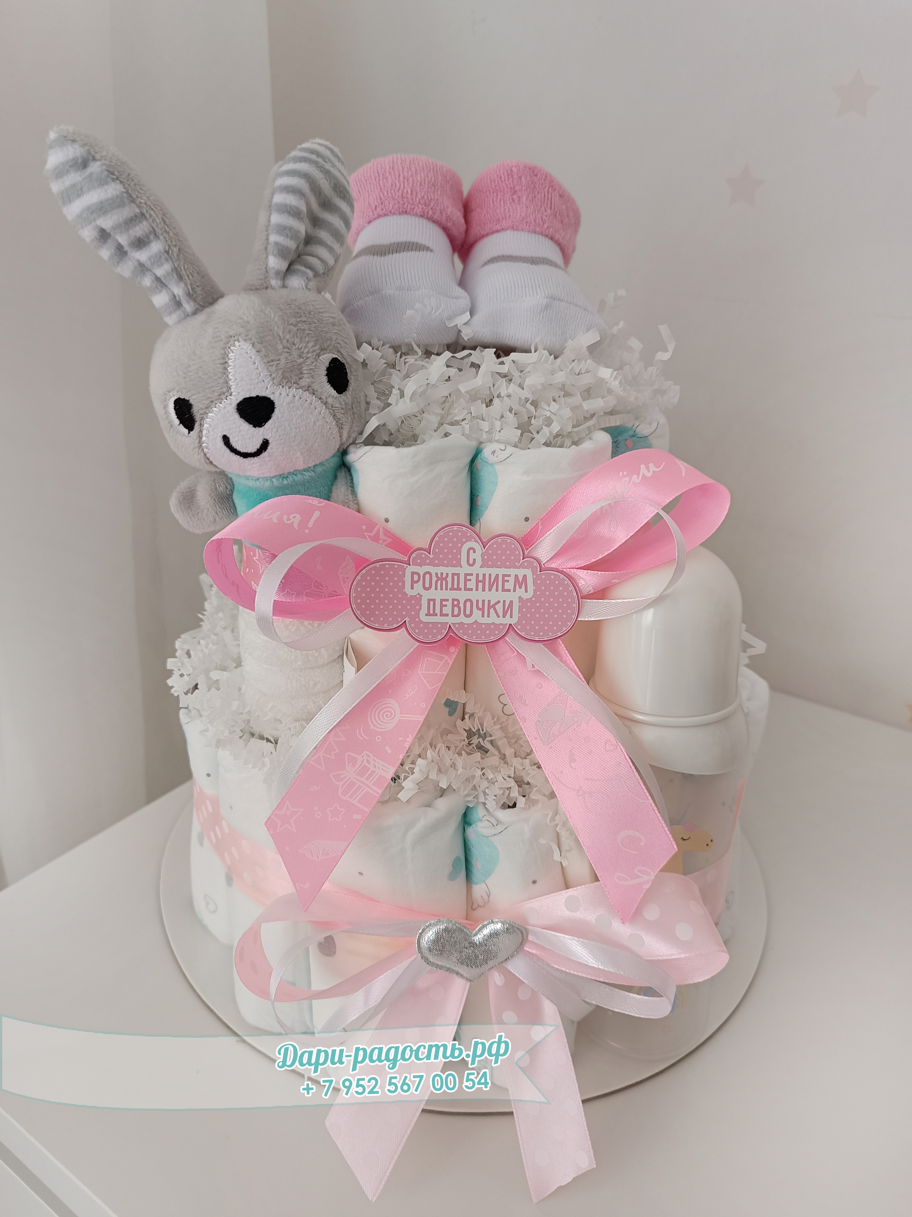 Торт из подгузников "Зайчишка" с игрушкой, бутылочкой и носочками