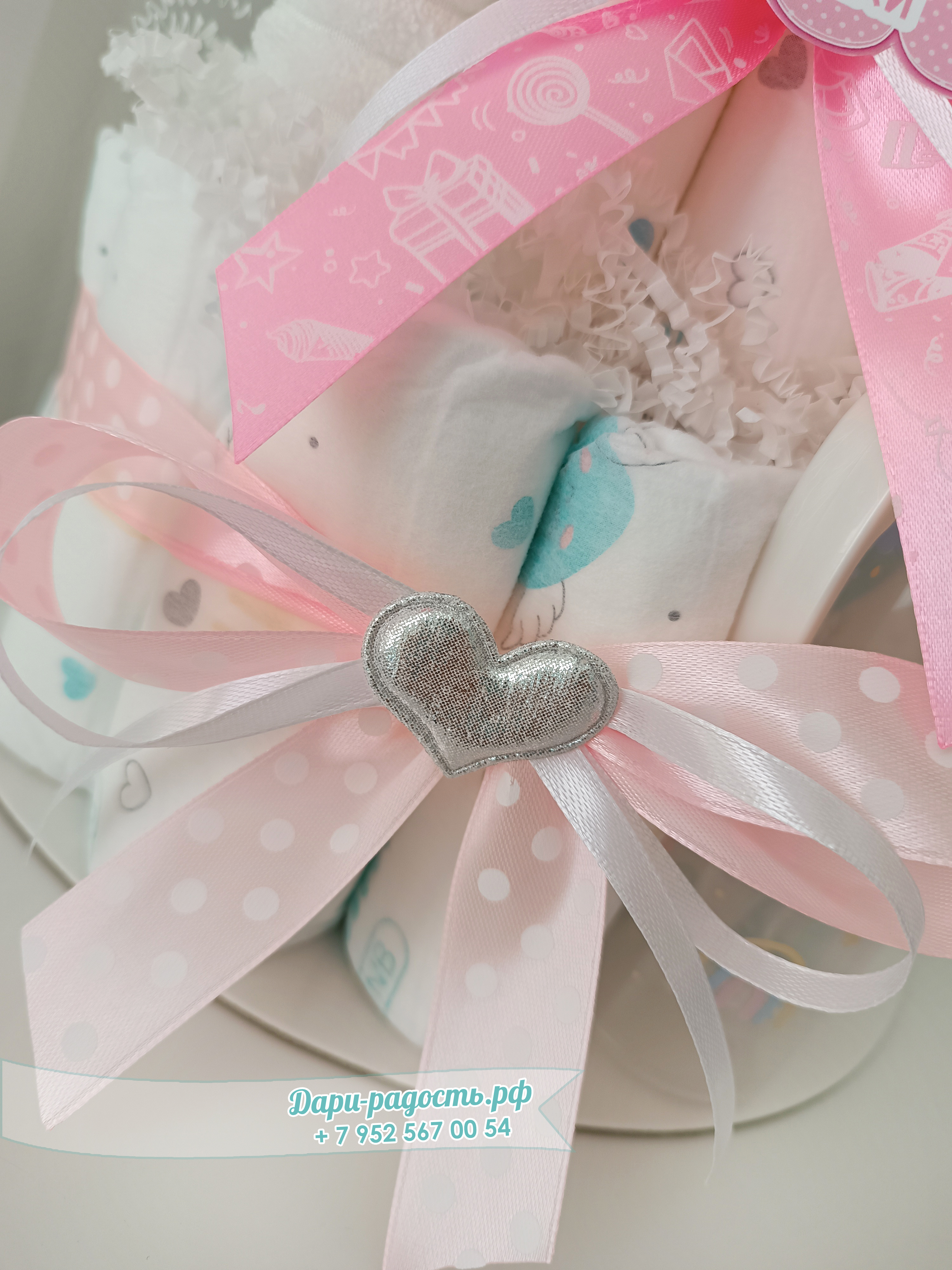 Торт из подгузников "Зайчишка" с игрушкой, бутылочкой и носочками