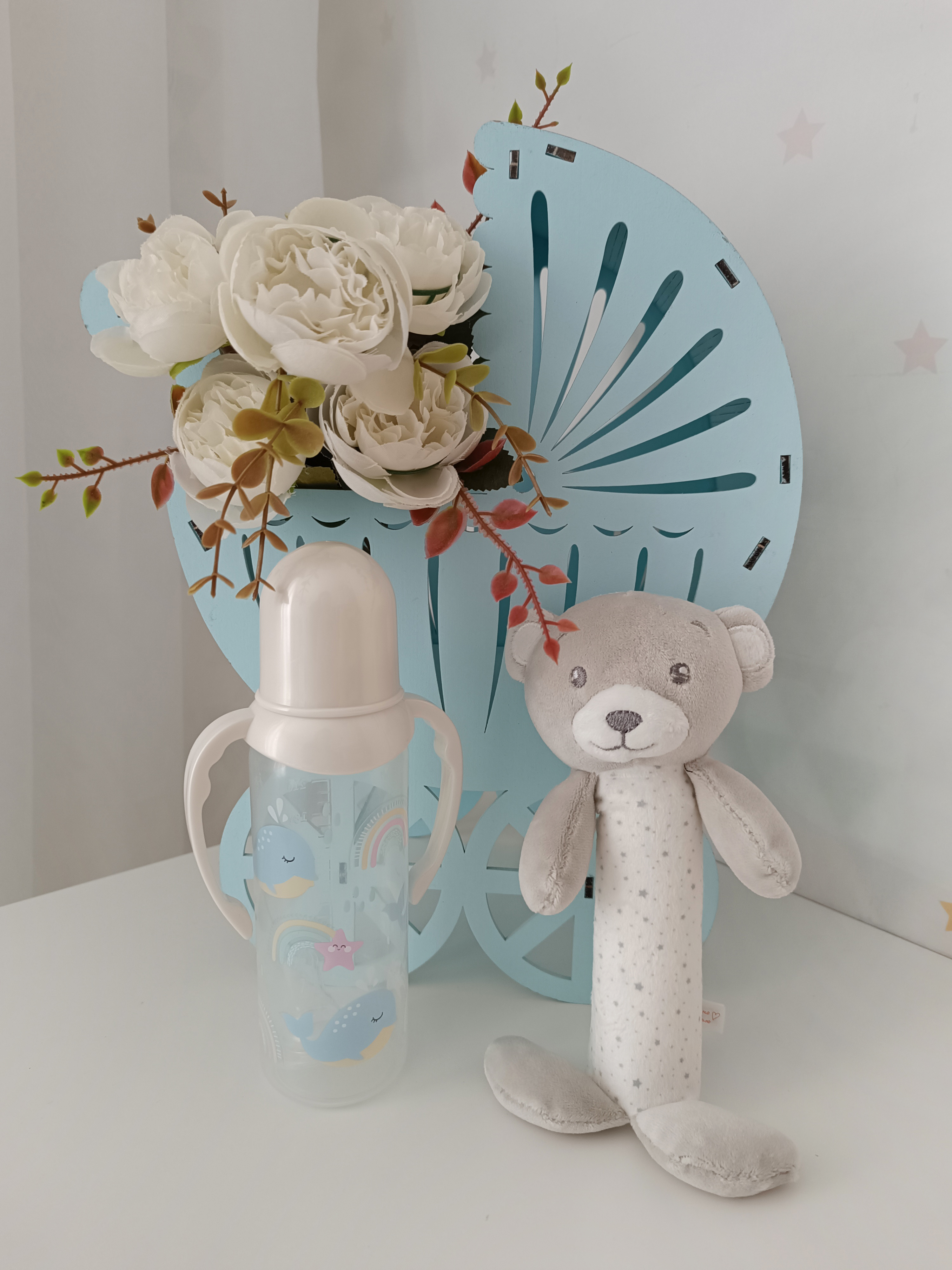 Торт из подгузников с игрушкой, бутылочкой и носочками "Мишутка"