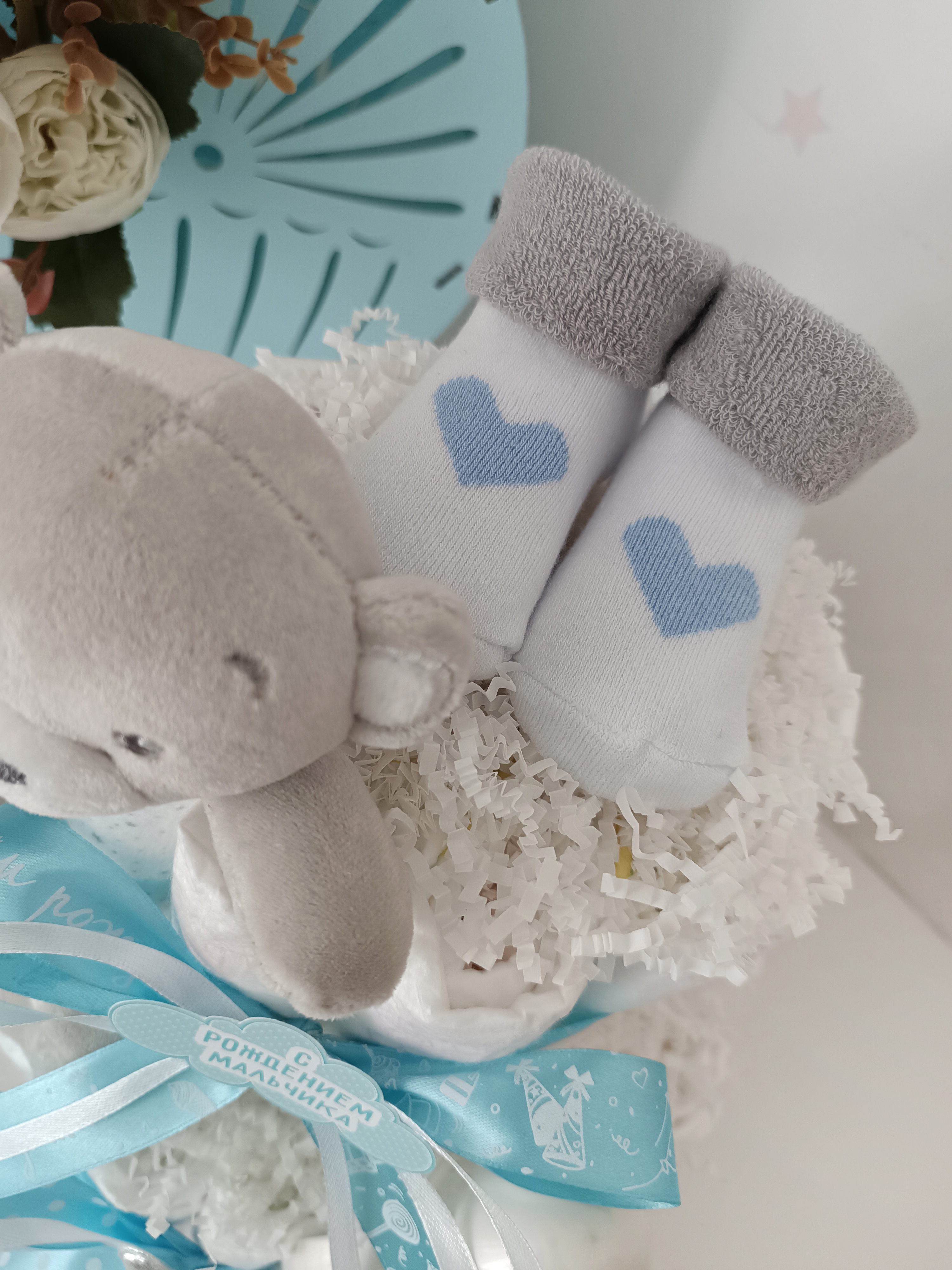 Торт из подгузников с игрушкой, бутылочкой и носочками "Мишутка"