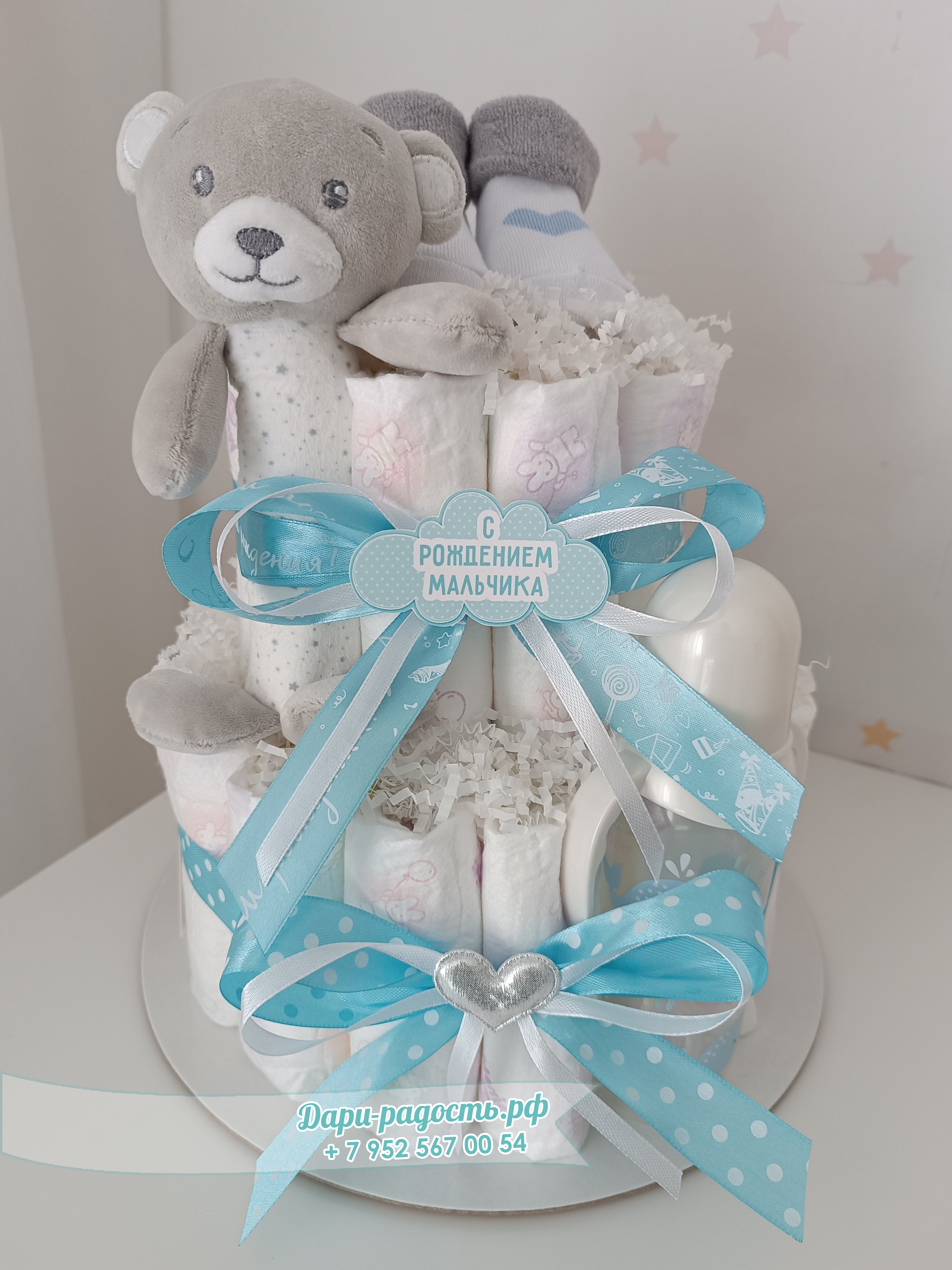 Торт из подгузников с игрушкой, бутылочкой и носочками "Мишутка"