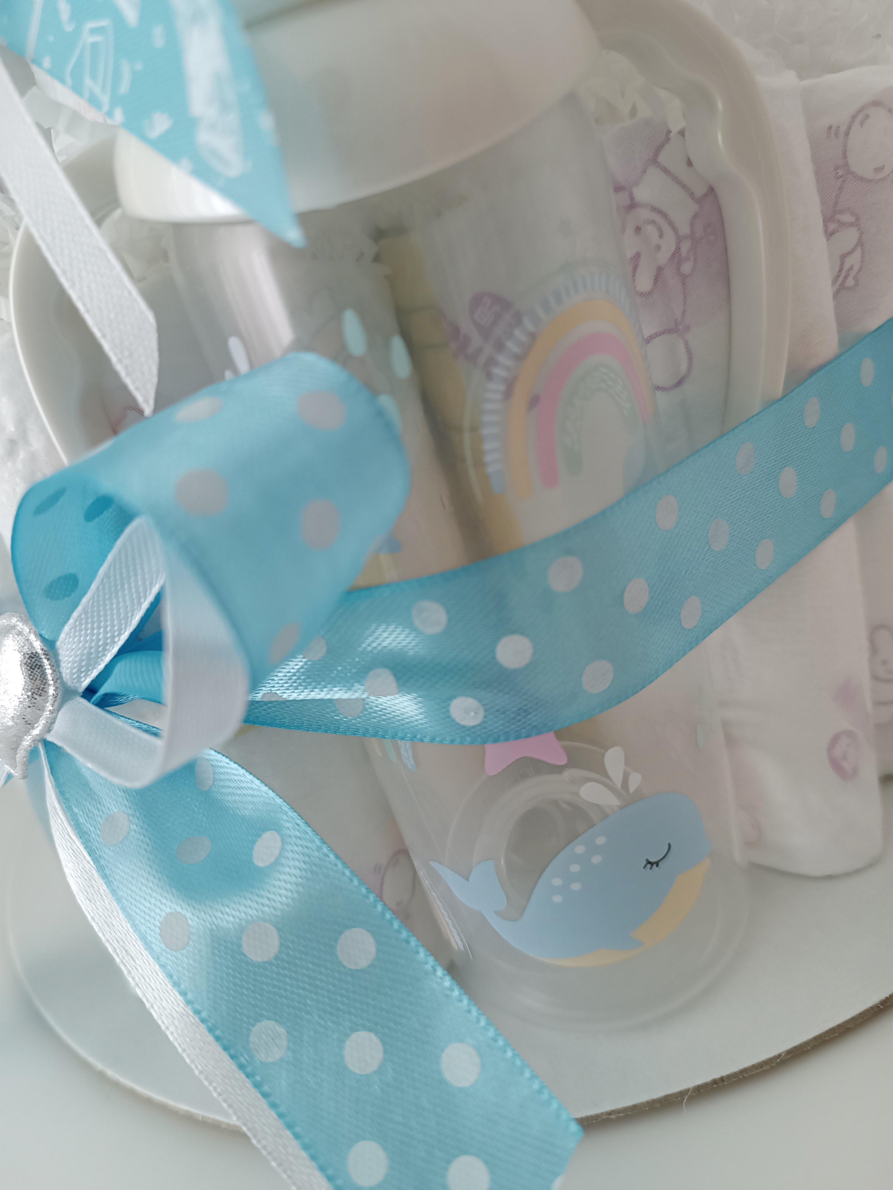 Торт из подгузников с игрушкой, бутылочкой и носочками "Мишутка"