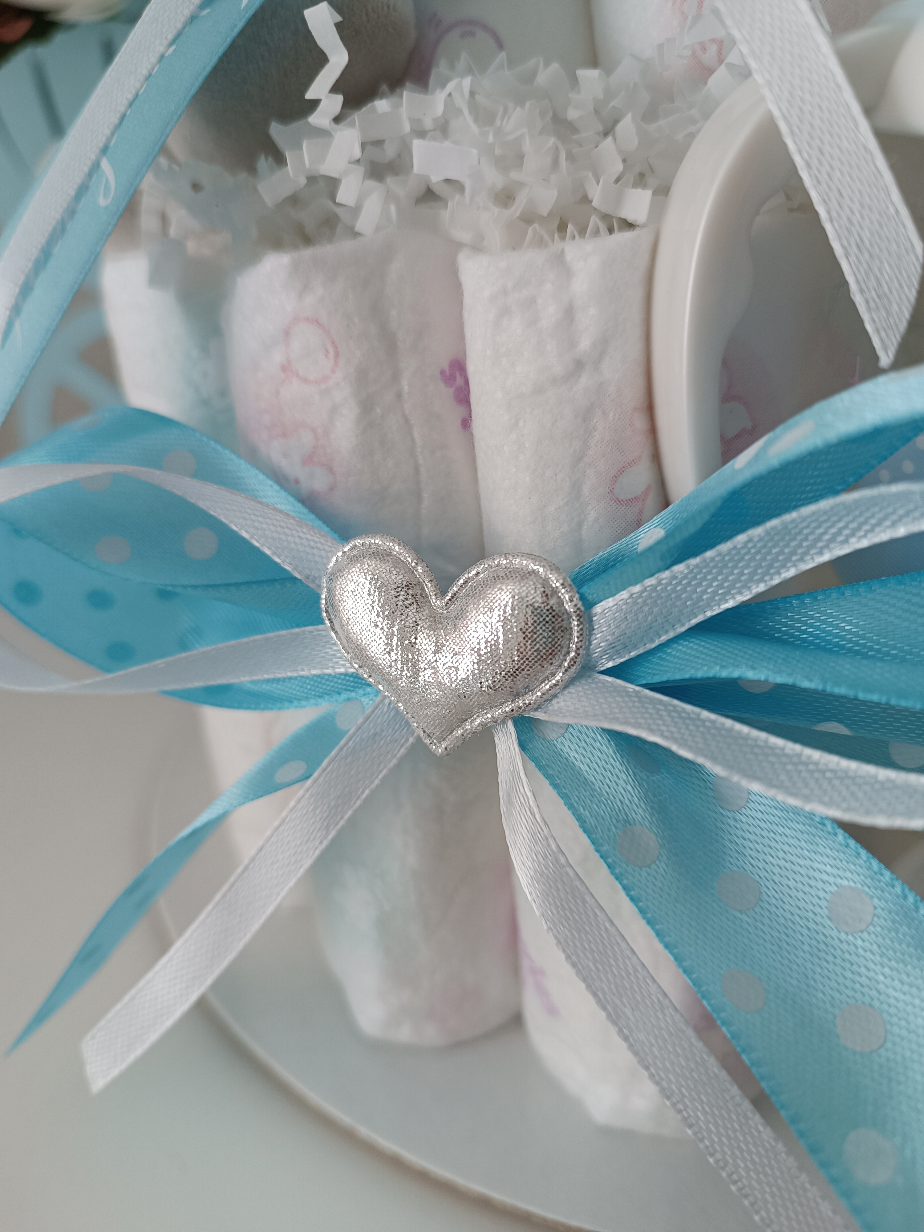 Торт из подгузников с игрушкой, бутылочкой и носочками "Мишутка"