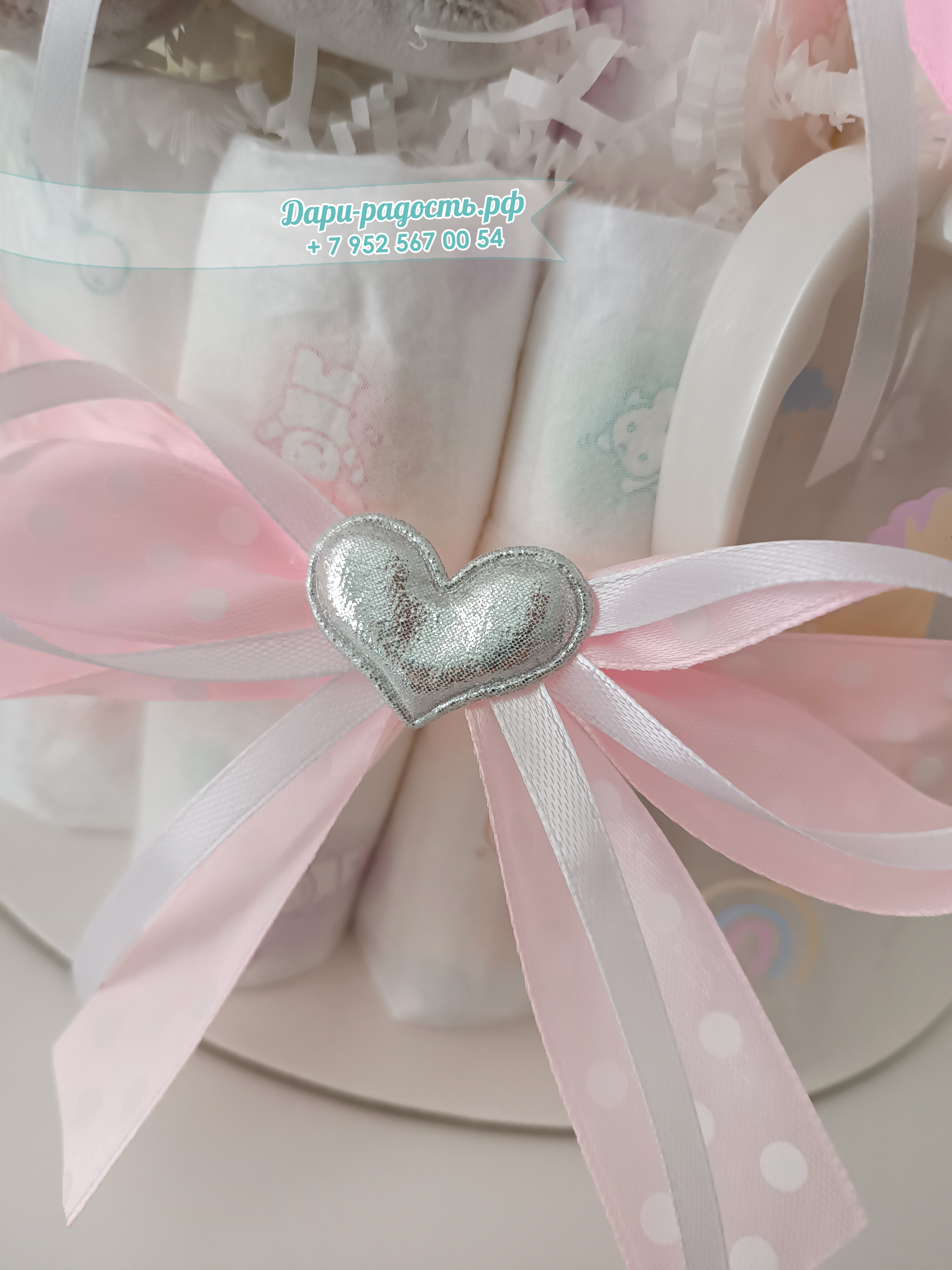 Торт из подгузников с игрушкой, бутылочкой и носочками "Мишутка"