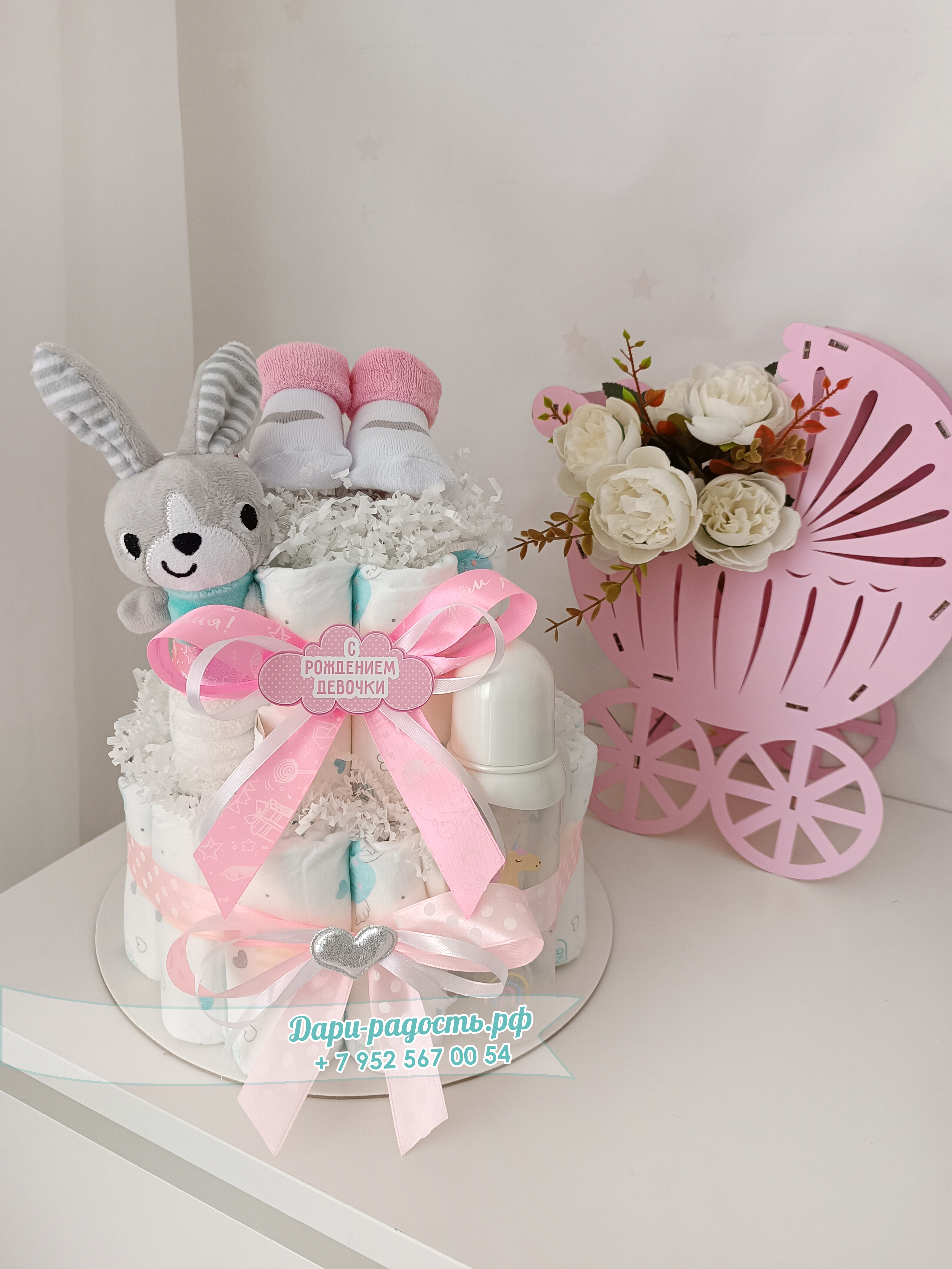 Торт из подгузников "Зайчишка" с игрушкой, бутылочкой и носочками