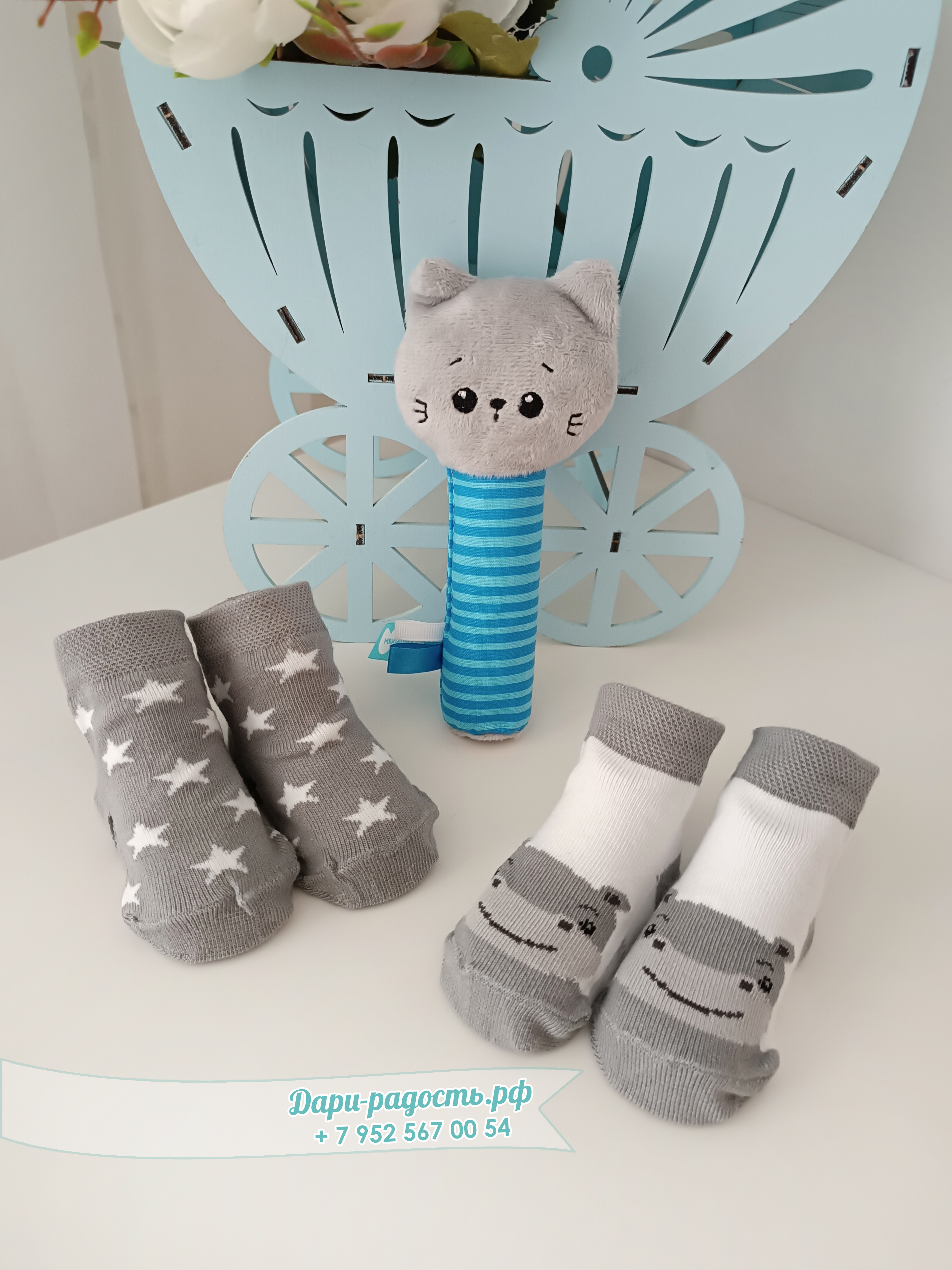 Торт из памперсов "Бегемотик" с игрушкой и носочками