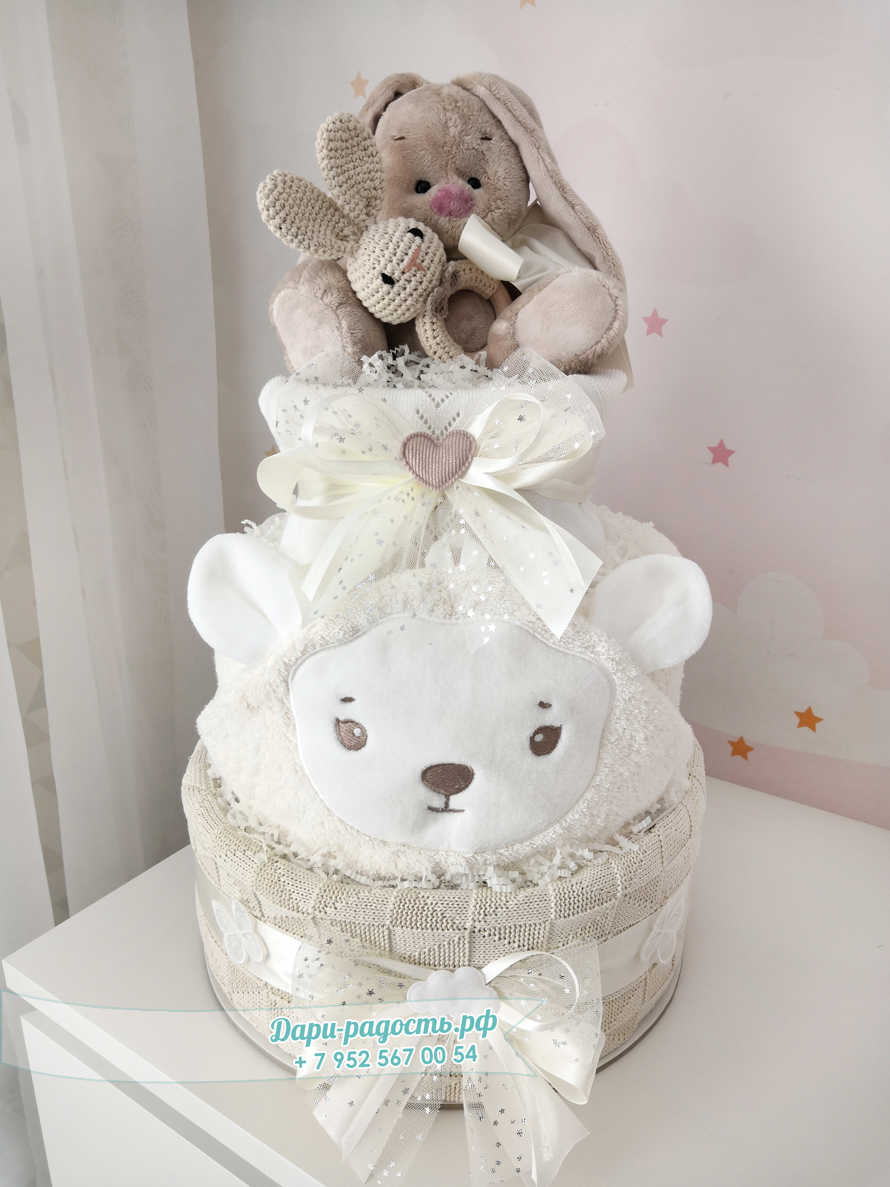 Большой торт из подгузников с детскими вещами и игрушками "Овечка"