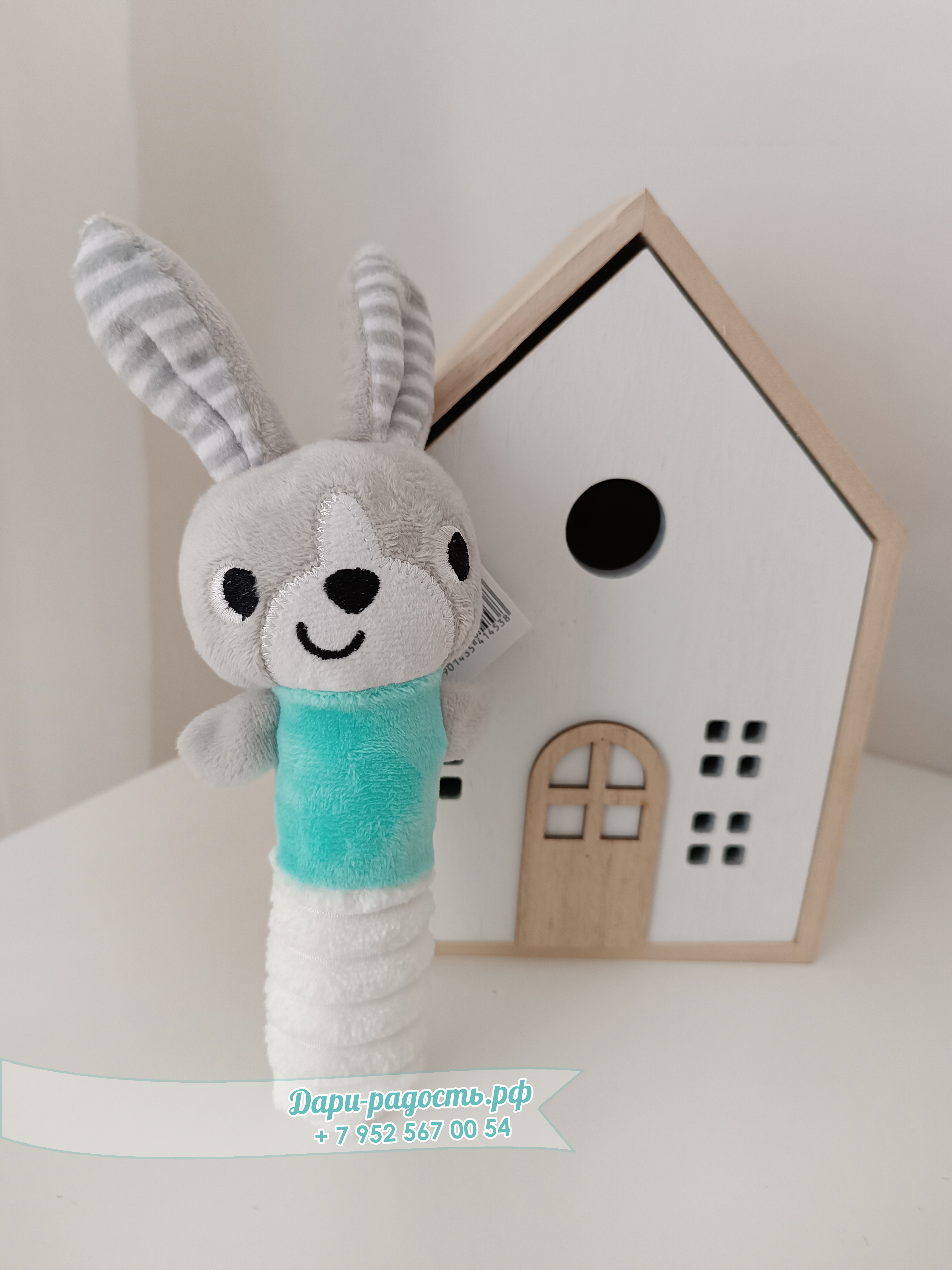 Торт из подгузников "Зайчишка" с игрушкой, бутылочкой и носочками